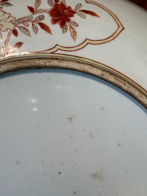 Een Chinese wucai schotel met figuratief en floraal decor, Jiajing merk, Transitie periode — foto 11