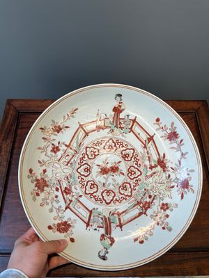 Een Chinese wucai schotel met figuratief en floraal decor, Jiajing merk, Transitie periode — foto 12