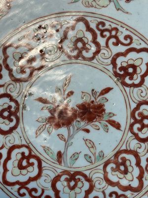 Een Chinese wucai schotel met figuratief en floraal decor, Jiajing merk, Transitie periode — foto 3