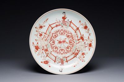 Een Chinese wucai schotel met figuratief en floraal decor, Jiajing merk, Transitie periode