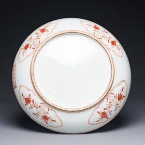 Een Chinese wucai schotel met figuratief en floraal decor, Jiajing merk, Transitie periode — foto 3