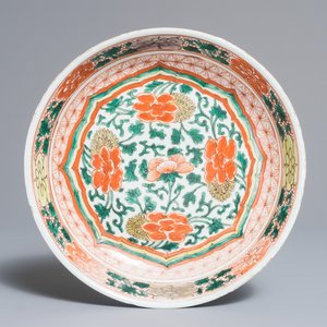 Een Chinese wucai schotel met floraal decor, Kangxi — foto 1