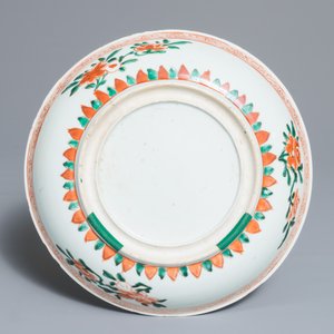 Een Chinese wucai schotel met floraal decor, Kangxi — foto 2