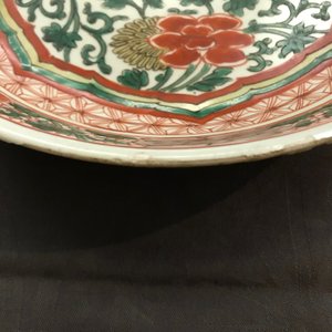 Een Chinese wucai schotel met floraal decor, Kangxi — foto 6