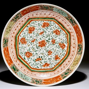 Een Chinese wucai schotel met floraal decor, Kangxi — foto 1