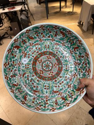 Een Chinese wucai schotel met gestileerd floraal decor, Kangxi — foto 1