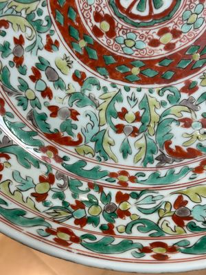 Een Chinese wucai schotel met gestileerd floraal decor, Kangxi — foto 4