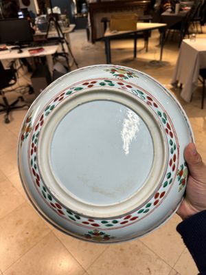 Een Chinese wucai schotel met gestileerd floraal decor, Kangxi — foto 5
