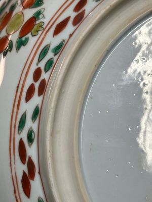 Een Chinese wucai schotel met gestileerd floraal decor, Kangxi — foto 6