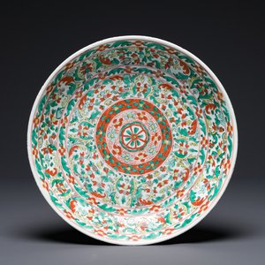 Een Chinese wucai schotel met gestileerd floraal decor, Kangxi — foto 1