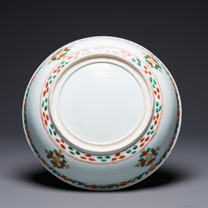 Een Chinese wucai schotel met gestileerd floraal decor, Kangxi — foto 2