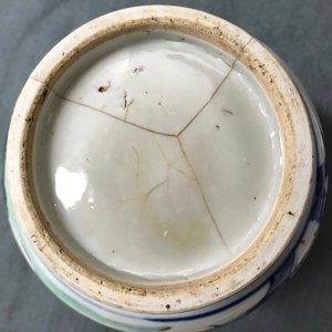 Een Chinese wucai taps toelopende penselenbeker met figurendecor, Transitie periode — foto 21