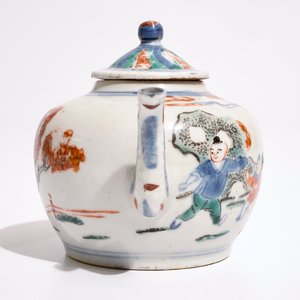 Een Chinese wucai theepot met deksel, 19e eeuw — foto 3