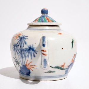 Een Chinese wucai theepot met deksel, 19e eeuw — foto 5