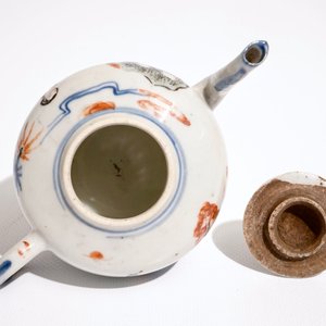 Een Chinese wucai theepot met deksel, 19e eeuw — foto 6