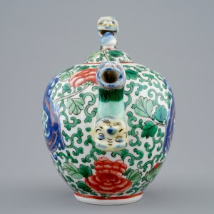 Een Chinese wucai theepot met draak als handgreep, Republiek, begin 20e eeuw — foto 2