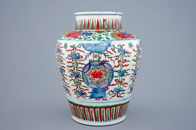 Een Chinese wucai vaas met boeddhistische emblemen, Shunzhi, 1643-1661
