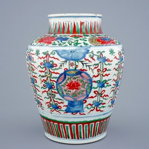Een Chinese wucai vaas met boeddhistische emblemen, Shunzhi, 1643-1661 — foto 1