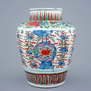 Een Chinese wucai vaas met boeddhistische emblemen, Shunzhi, 1643-1661 — foto 3