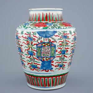 Een Chinese wucai vaas met boeddhistische emblemen, Shunzhi, 1643-1661 — foto 4