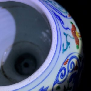 Een Chinese wucai vaas met drakenmedaillons en floraal decor, Jiajing — foto 11