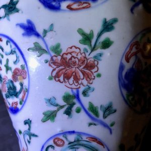 Een Chinese wucai vaas met drakenmedaillons en floraal decor, Jiajing — foto 13