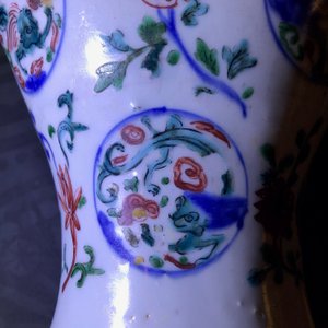 Een Chinese wucai vaas met drakenmedaillons en floraal decor, Jiajing — foto 14
