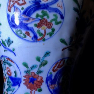 Een Chinese wucai vaas met drakenmedaillons en floraal decor, Jiajing — foto 16