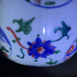Een Chinese wucai vaas met drakenmedaillons en floraal decor, Jiajing — foto 18