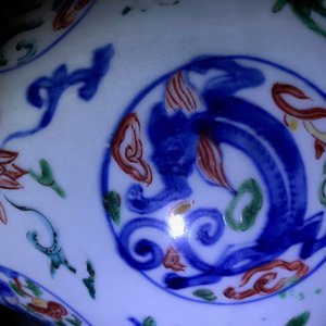 Een Chinese wucai vaas met drakenmedaillons en floraal decor, Jiajing — foto 20