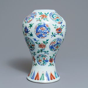 Een Chinese wucai vaas met drakenmedaillons en floraal decor, Jiajing — foto 3