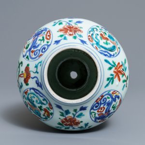 Een Chinese wucai vaas met drakenmedaillons en floraal decor, Jiajing — foto 5