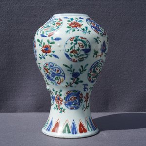 Een Chinese wucai vaas met drakenmedaillons en floraal decor, Jiajing — foto 8