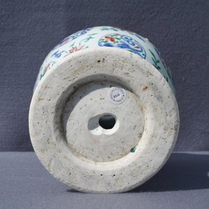 Een Chinese wucai vaas met drakenmedaillons en floraal decor, Jiajing — foto 9