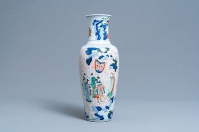 Een Chinese wucai vaas met figuratief decor rondom, 19e eeuw