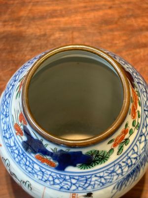 Een Chinese wucai vaas met figuren en kalligrafie, 19e eeuw — foto 4