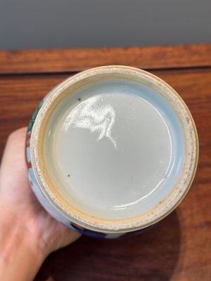 Een Chinese wucai vaas met figuren en kalligrafie, 19e eeuw — foto 5