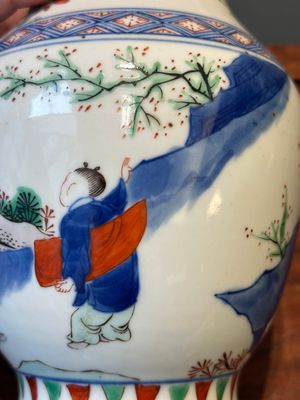 Een Chinese wucai vaas met figuren en kalligrafie, Transitie periode — foto 14