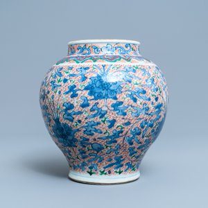 Een Chinese wucai vaas met floraal decor, Transitie periode — foto 2