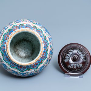 Een Chinese wucai vaas met floraal decor, Transitie periode — foto 7