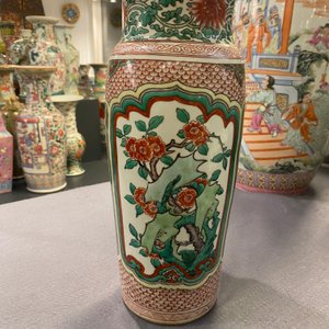Een Chinese wucai vaas met florale panelen, Transitie periode — foto 11