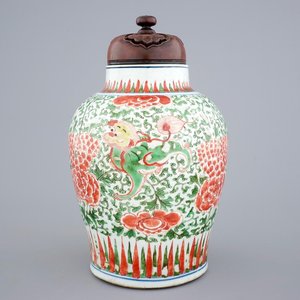 Een Chinese wucai vaas met foo honden, Transitie periode, 1620-1683 — foto 1
