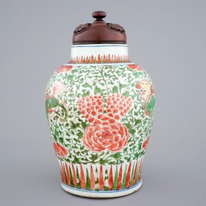 Een Chinese wucai vaas met foo honden, Transitie periode, 1620-1683 — foto 3