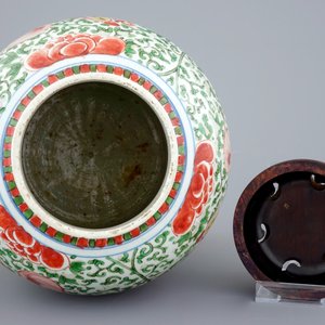 Een Chinese wucai vaas met foo honden, Transitie periode, 1620-1683 — foto 5