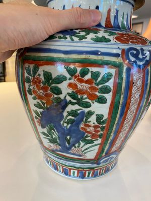 Een Chinese wucai vaas met houten deksel, Transitie periode — foto 4