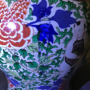 Een Chinese wucai vaas met jongens en pioenslingers, 19e eeuw — foto 20
