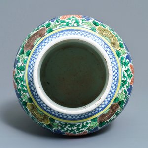 Een Chinese wucai vaas met jongens en pioenslingers, 19e eeuw — foto 5