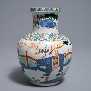 Een Chinese wucai vaas met mythologische dieren, 19/20e eeuw — foto 1