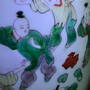 Een Chinese wucai vaas met spelende jongens, Transitie periode — foto 23