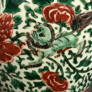 Een Chinese wucai vaas met tempelleeuwen en pioenrozen, Transitie periode — foto 11